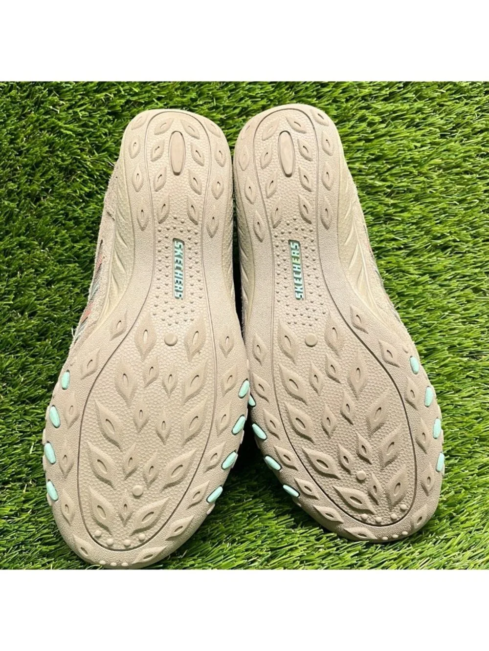 Skechers Breathe Easy Good Luck Womens Size 7.5 Taupe Athletic Shoes Sneakers